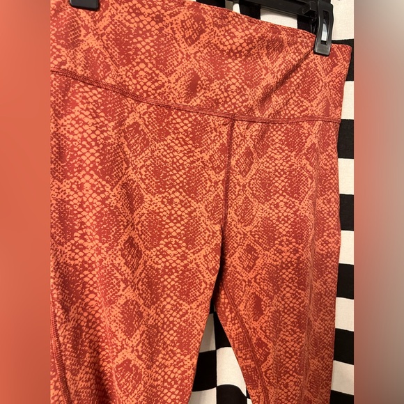 Athleta Ultimate Stash Pocket Snakeskin 7/8 Leggings - Picture 15 of 16